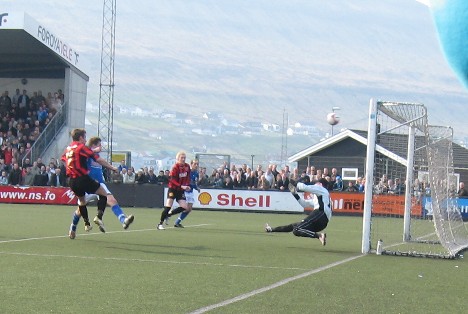 Player of the Year 2006, Jákup á Borg, HB Tórshavn, on the left in a red/black jersey 