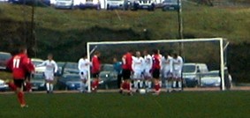 Bárður Johannesen in the HB-goal is setting up his wall…